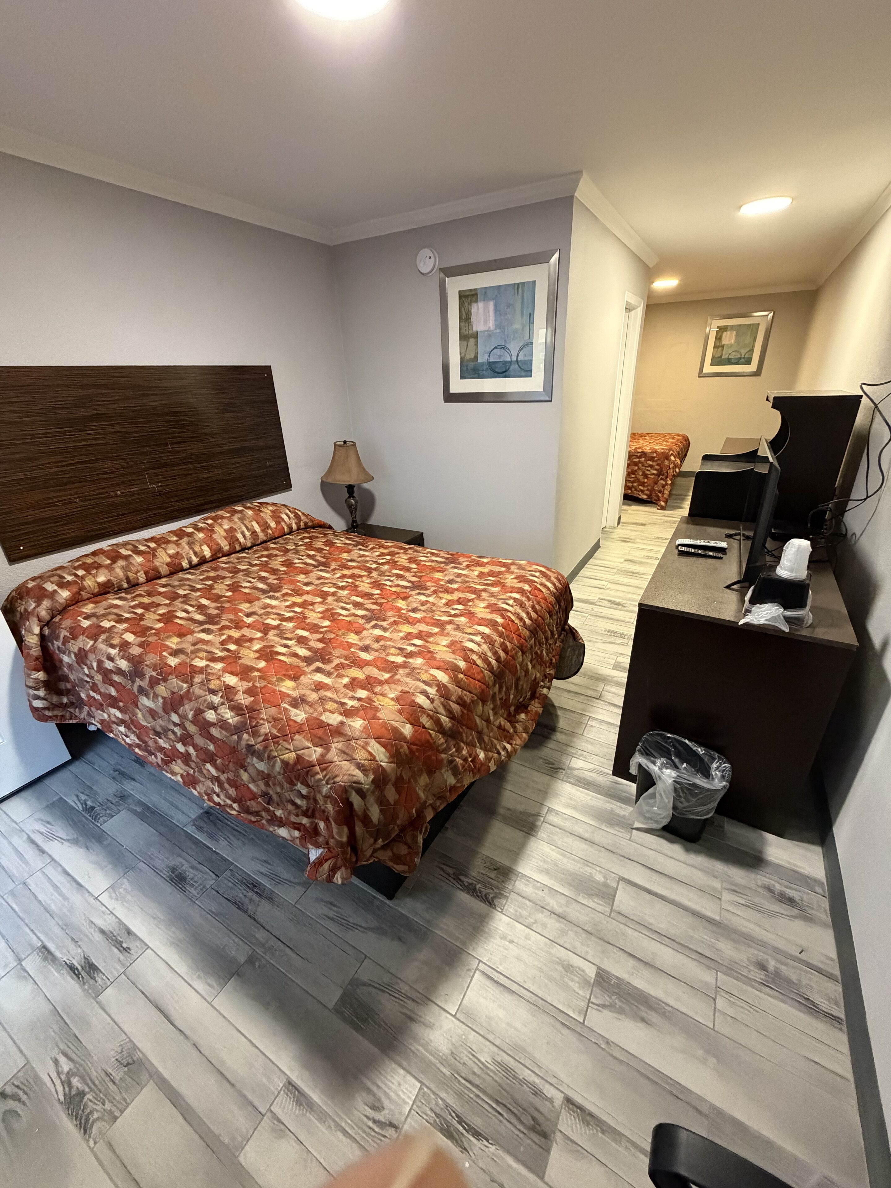 Skrivebord, mørklægningsgardiner, strygejern/strygebræt, gratis Wi-Fi