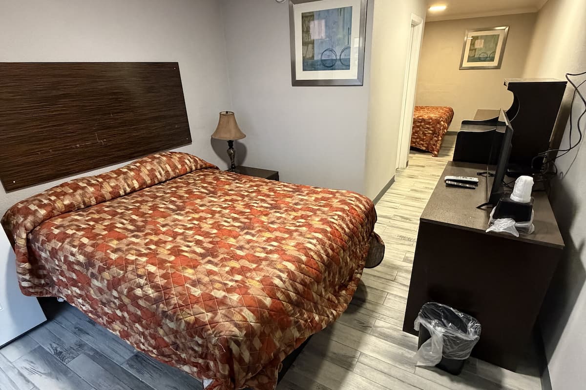 Skrivebord, mørklægningsgardiner, strygejern/strygebræt, gratis Wi-Fi