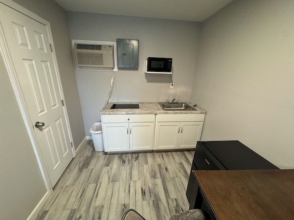 Desk, blackout drapes, iron/ironing board, free WiFi - Cook's Motel- Panama City Beach (Panama City Beach)