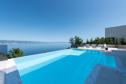 5 Bedroom hillside Villa with pool & stunning Sea view