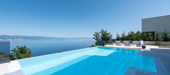 5 Bedroom hillside Villa with pool & stunning Sea view