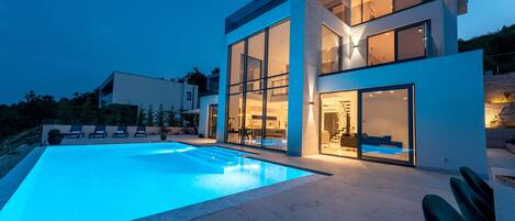 Outdoor pool, a heated pool