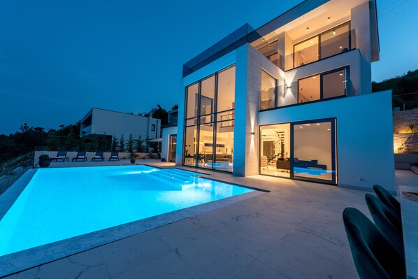 Alberca al aire libre y alberca climatizada