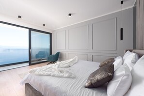 5 habitaciones, tabla de planchar con plancha y cuna de viaje 