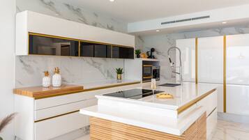 Een eettafel, een keukeneiland