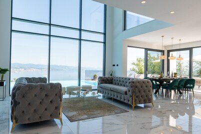 5 Bedroom hillside Villa with pool & stunning Sea view