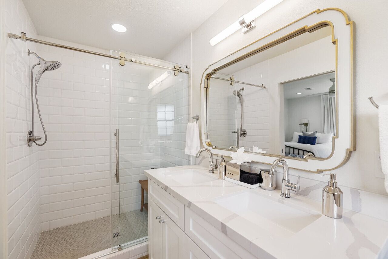 Combined shower/bathtub, hair dryer, towels