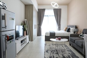Standard Studio | Living area | 43-inch Smart TV with cable channels, TV