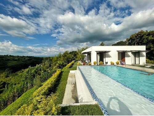 Gated Retreat with Infinity Pool & Epic Views.  Close to Parque del Cafe.
