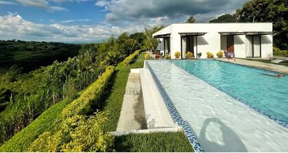 Gated Retreat with Infinity Pool & Epic Views. Close to Parque del Cafe.