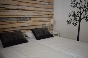 1 slaapkamer, een strijkplank/strijkijzer, gratis wifi, beddengoed