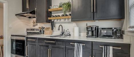 Réfrigérateur, four à micro-ondes, un four, surface de cuisson