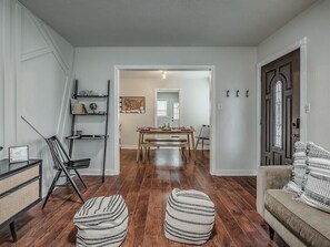 Smart TV, books - The Noir-a Modern 3 BR Bungalow in the heart of OKC! (Okahoma City)