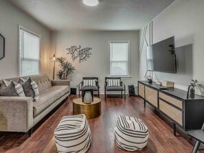 Smart TV, books - The Noir-a Modern 3 BR Bungalow in the heart of OKC! (Okahoma City)