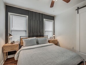 3 bedrooms, desk, iron/ironing board, free WiFi - The Noir-a Modern 3 BR Bungalow in the heart of OKC! (Okahoma City)