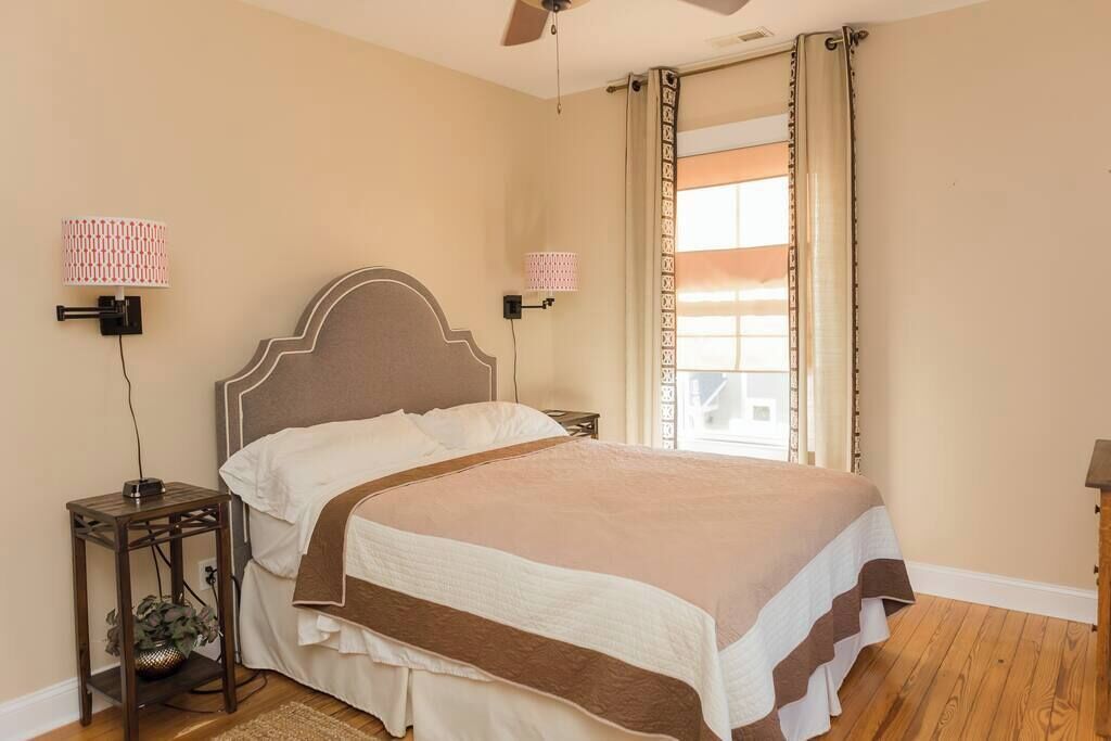 5 bedrooms, iron/ironing board, WiFi, bed sheets