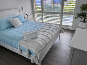 3 bedrooms, desk, free WiFi, bed sheets - House Nelson bay 2min walk to Shops (Nelson Bay)