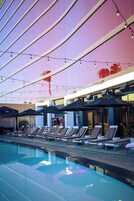 Una piscina al aire libre de temporada