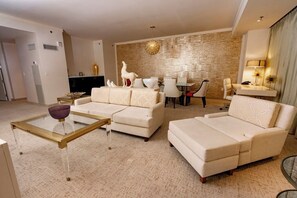 Penthouse de lujo | Área de sala de estar | Televisión de pantalla plana de 42 pulgadas con canales vía satélite 