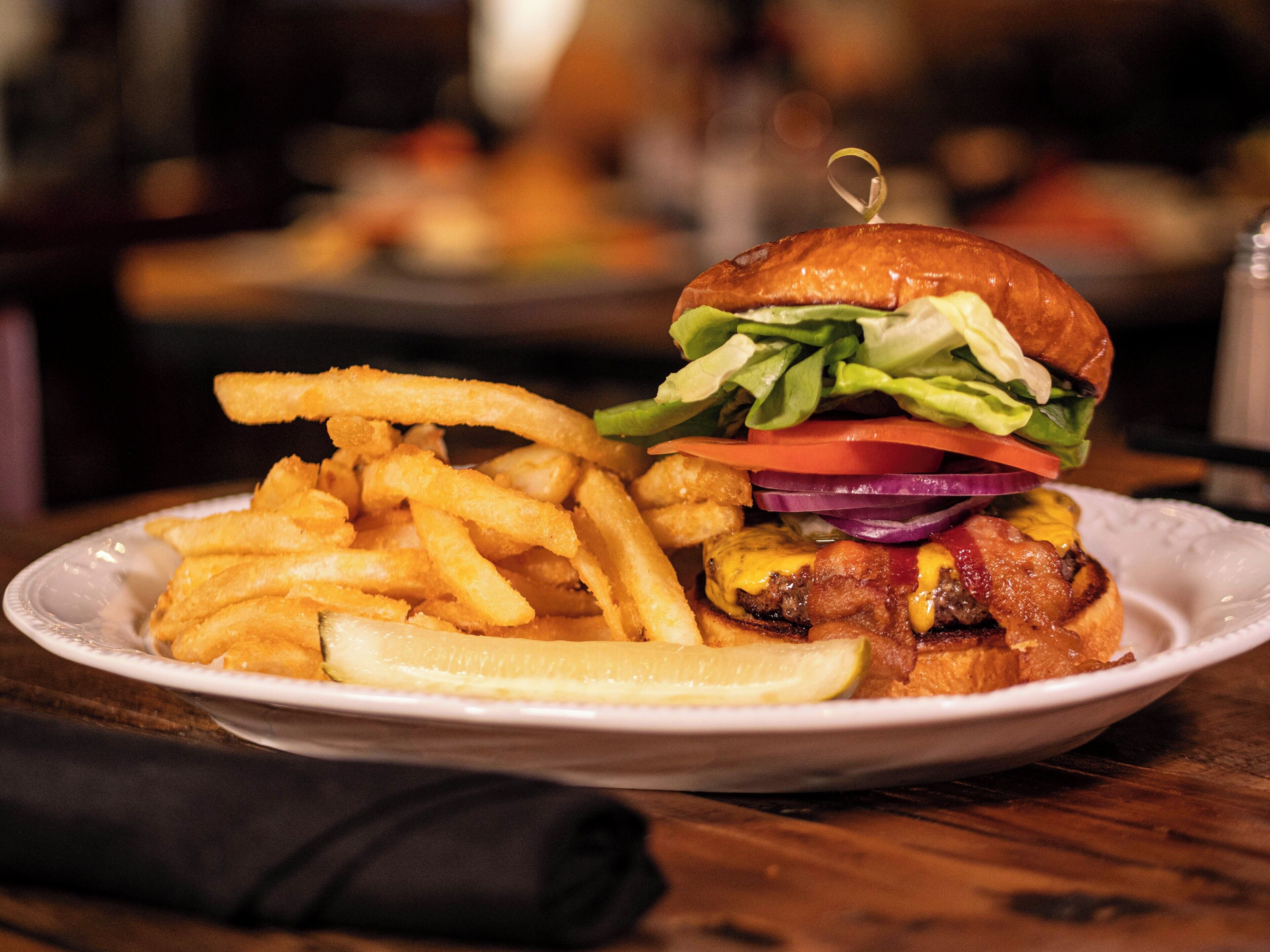 Un plato con una hamburguesa y papas fritas.