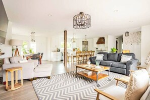 智能电视、壁炉、桌上足球、乒乓球