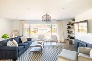 智能电视、壁炉、桌上足球、乒乓球