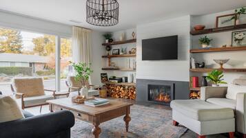 Smart-tv, een open haard, tafelvoetbal en een tafeltennistafel