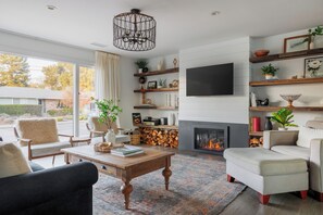 تلفزيون ذكي، مدفأة، كرة قدم الطاولة، تنس طاولة