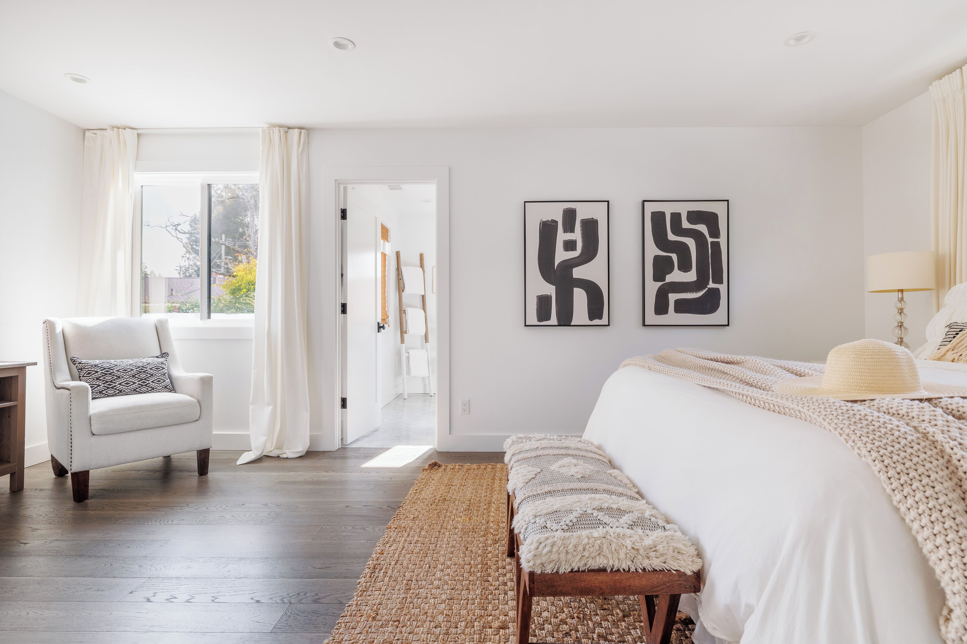 4 slaapkamers, een bureau, een strijkplank/strijkijzer, gratis wifi