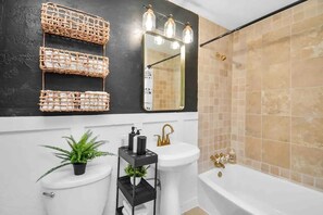 Baignoire, sĂšche-cheveux, serviettes fournies, savon