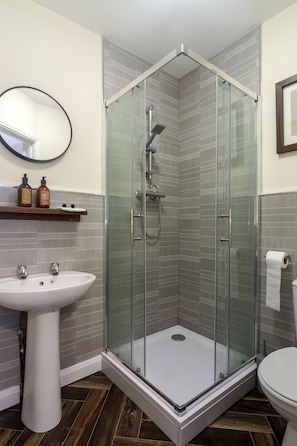 Bathroom - Waves Hotel (Skegness)