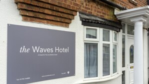 Exterior - Waves Hotel (Skegness)