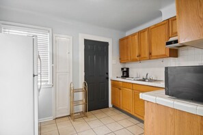 Réfrigérateur, micro-ondes, four, cafetière/bouilloire