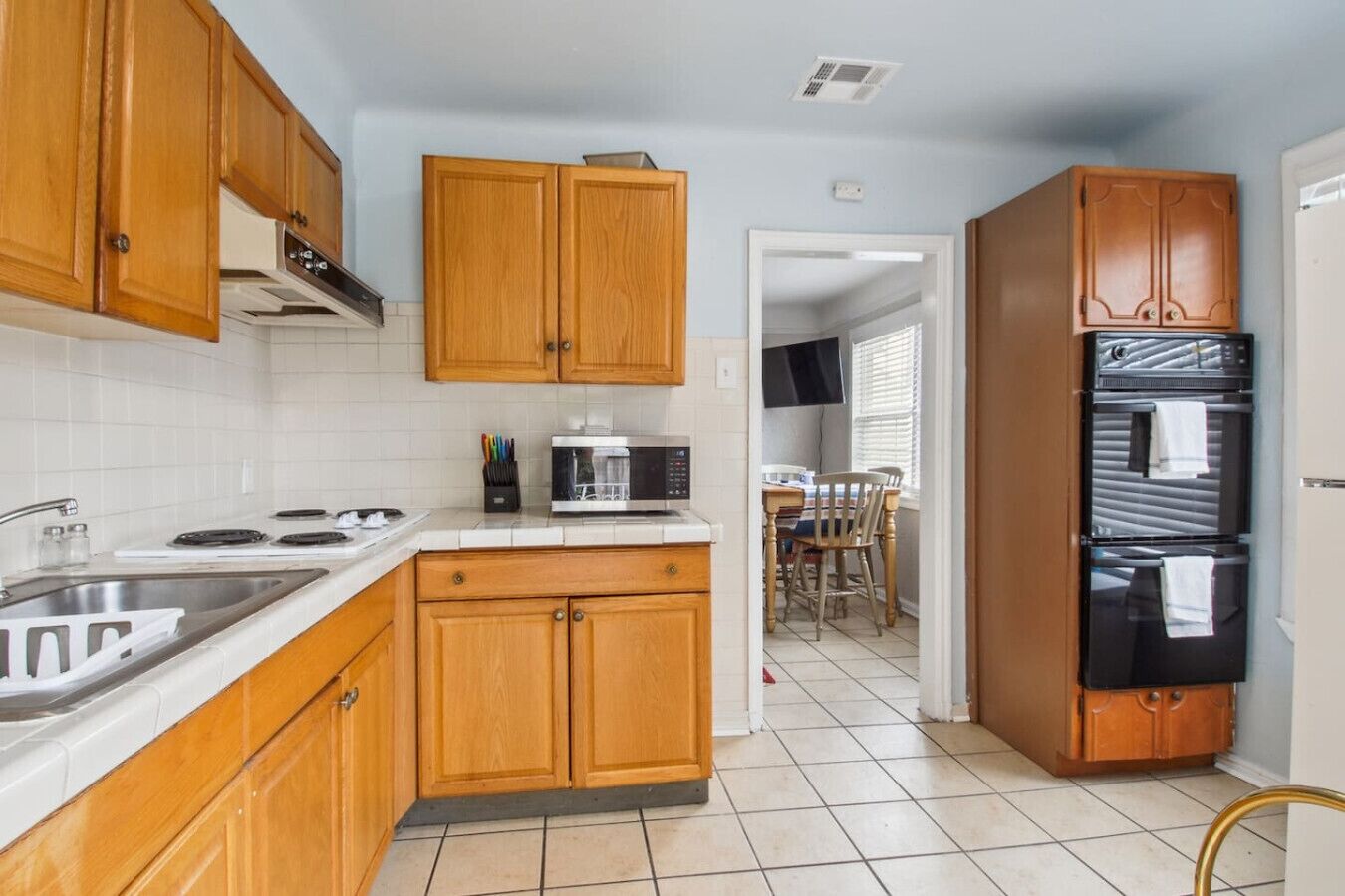 Fridge, microwave, oven, coffee/tea maker