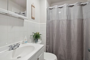 Duschwanne, Bidet, Handtücher