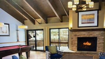 Smart TV, chimenea y tenis de mesa