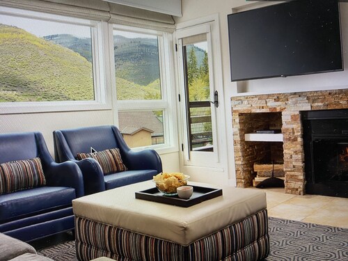 1BR, 2Bth Suite, ski-in/out, plenty of amenities, heated yr round pool, jacuzzi.