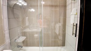 Combined shower/tub, hair dryer, towels - Cozy home near the Deer shuttle stop (Angel Fire)