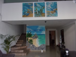 Área de estar no saguão