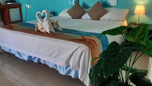 Signature Studio Suite | In-room safe, travel crib, WiFi (free), bed sheets