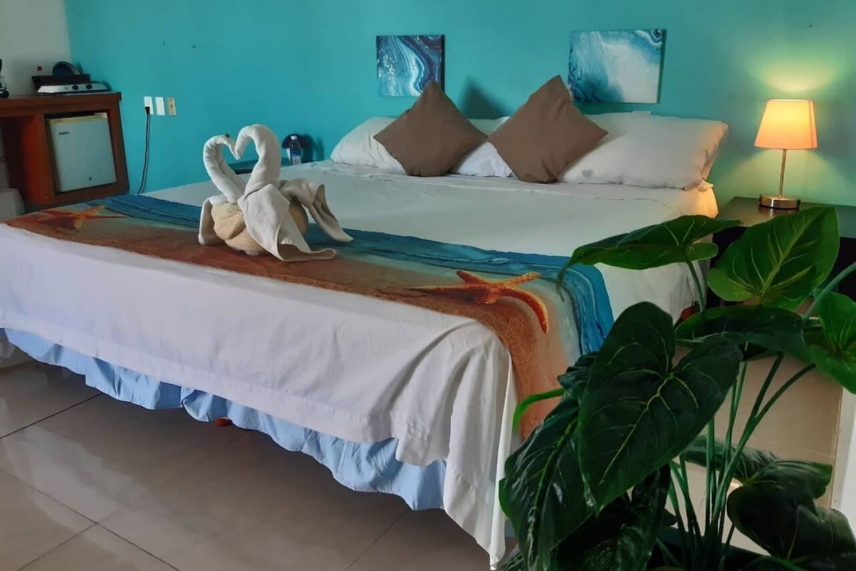 Signature Studio Suite | In-room safe, travel crib, WiFi (free), bed sheets