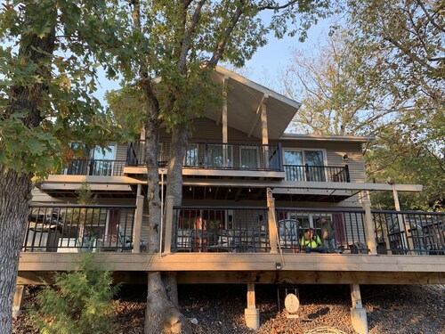 House - On quiet cove at the LAKE- Sleeps 10 - 5 BR/5BA