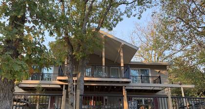 House - On quiet cove at the LAKE- Sleeps 10 - 5 BR/5BA