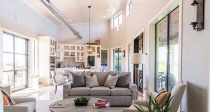 Beautiful 2-bed /2-bath villa overlooking Texas Winery, one hour from Houston