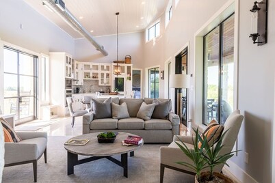 Beautiful 2-bed /2-bath villa overlooking Texas Winery, one hour from Houston