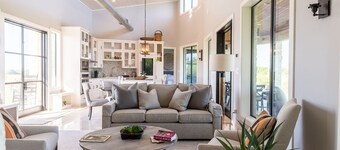 Beautiful 2-bed /2-bath villa overlooking Texas Winery, one hour from Houston