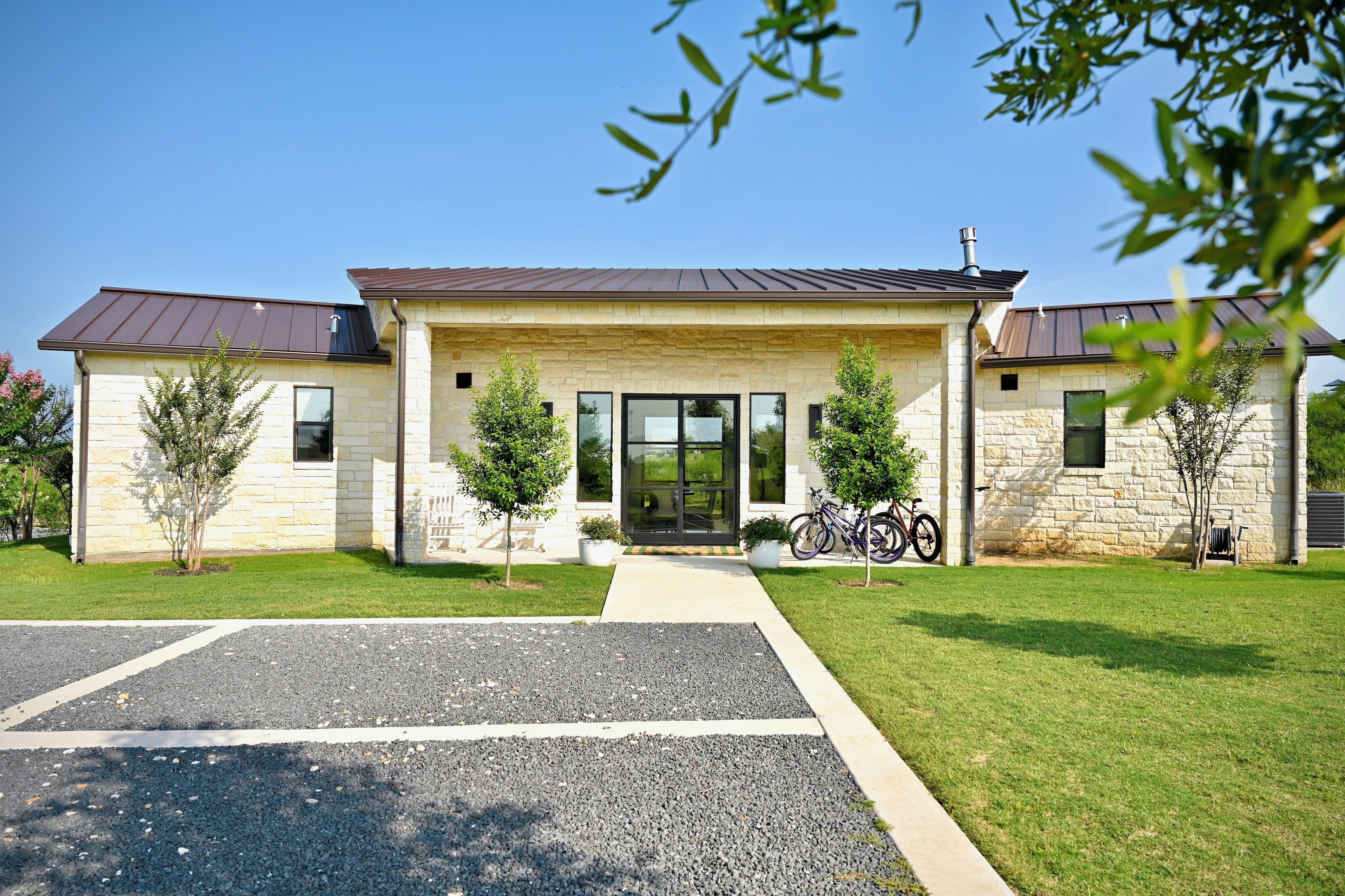 Beautiful 2-bed /2-bath villa overlooking Texas Winery, one hour from Houston