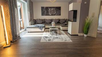 Smart TV, chimenea y libros