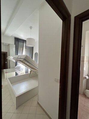 Shower, hair dryer, bidet, towels - VICOLO CORTO Historic Center Relax & Home-Office  (Velletri)