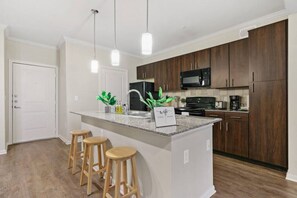 Fridge, microwave, oven, stovetop - New ⭐️ King Bed Trendy 1 BR ⭐️ Resort Style w/ Pool (Houston)